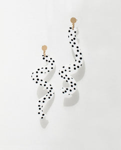ASHLEY MARY SQUIGGLE EARRING